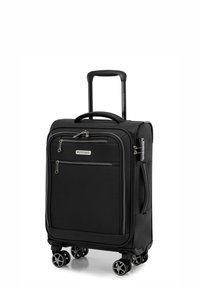 Černý kufr na kolečkách s texturovaným povrchem, dvojitými předními kapsami, zatahovací rukojetí a čtyřmi otočnými kolečky pro snadnou pohyblivost.