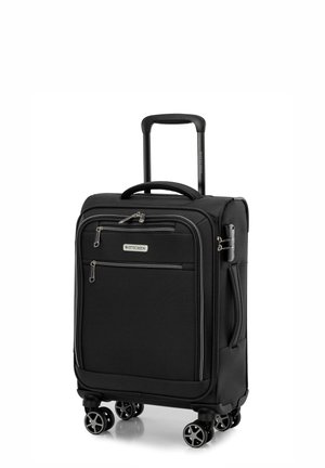 Czarna walizka na kółkach z teksturowaną powierzchnią, podwójnymi przednimi kieszeniami, wysuwanym uchwytem oraz czterema obrotowymi kółkami zapewniającymi mobilność.