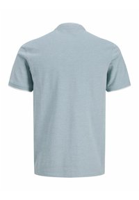 Ανοιχτό μπλε βαμβακερό κοντομάνικο μπλουζάκι, εμφανιζόμενο από πίσω, με στρογγυλή λαιμόκοψη και λεία υφή.