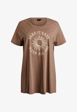 Hnědé bavlněné tričko s kulatým výstřihem, krátkými rukávy a bílým grafikou uprostřed s nápisem „Take It Easy Sleep All Day.“