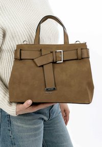 Bruine leren handtas met een gestructureerde vorm. Bevat een brede riemschouderband en zilverkleurige hardware. Textuur oppervlak en dubbele handgrepen.