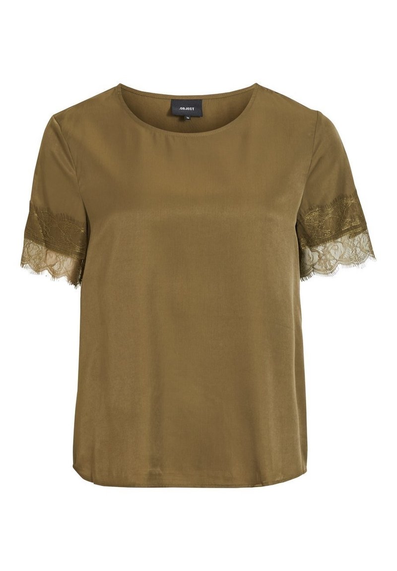 Blouse manches courtes vert olive avec col rond et bordure en dentelle sur les bords des manches, sans motifs ni ornements, texture de tissu lisse.