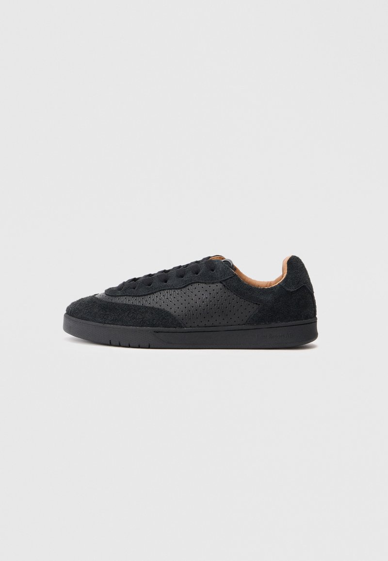Zapatillas de ante negro con lados perforados, cierre de cordones, detalle texturizado, suela de goma y acentos de cuero marrón en el collar.