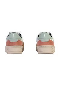 Sneakers bianchi con camoscio rosa e dettagli verdi, dotati di una suola spessa color beige e una linguetta nera a contrasto. Design pulito e moderno.