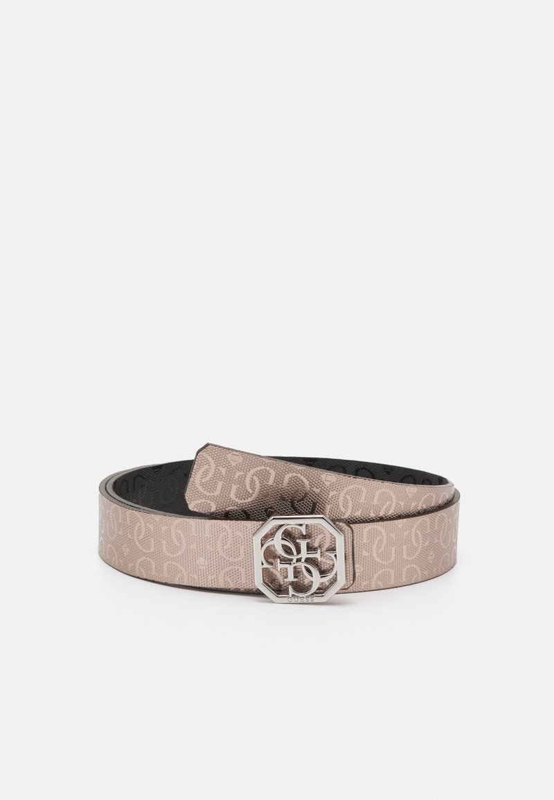 Ceinture beige de créateur avec motif de logo répétitif et boucle octogonale argentée présentant des lettres stylisées entrelacées sur un fond uni.