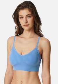 Bralette azzurro chiaro con spalline sottili, caratterizzato da una texture morbida e liscia e un design senza cuciture. Tessuto elasticizzato per comfort e vestibilità.
