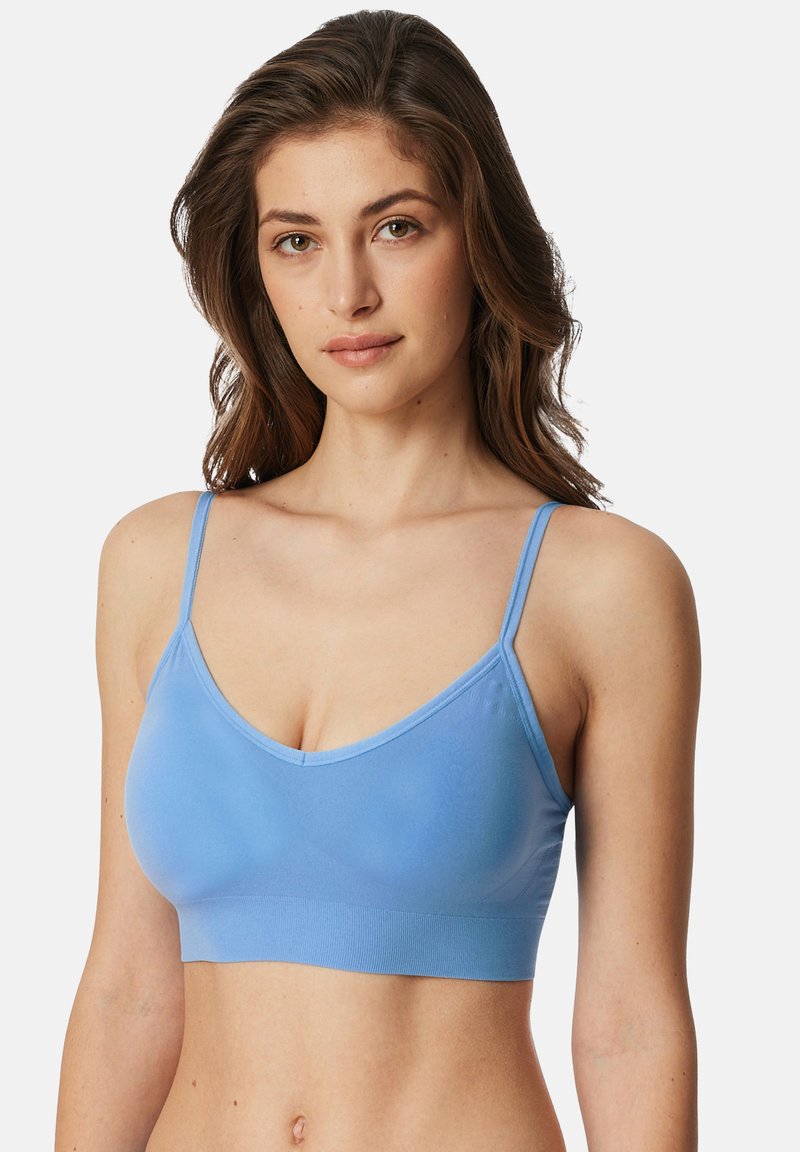 Světle modrý bralet s tenkými ramínky, vyrobený z měkkého a hladkého materiálu a s bezešvou konstrukcí. Elastická látka pro pohodlí a dokonale padnoucí střih.