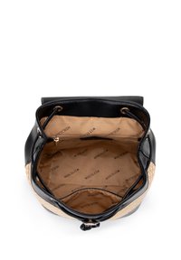 Bolso negro con base de trenzado en beige, que cuenta con un forro interior suave en color marrón claro y una marca impresa en el interior. Diseño espacioso con cierre de cordón.