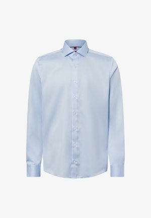 Helles blaues Langarmhemd aus glattem Stoff. Mit einem spitzen Kragen, Knopfleiste und Manschetten mit einem Knopf. Ordentliches, maßgeschneidertes Design.