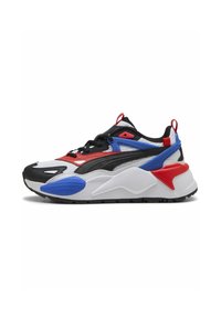 Baskets de sport avec une tige en mesh noir et synthétique, ornée d'accents rouges, bleus et blancs. Semelle intermédiaire épaisse blanche et semelle extérieure texturée.