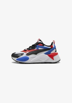 Sportlicher Sneaker mit schwarzem Mesh- und Synthetik-Obermaterial sowie roten, blauen und weißen Akzenten. Dicke weiße Zwischensohle und strukturierte Außensohle.