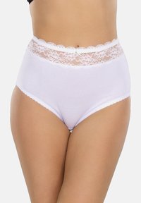 Witte high-waisted onderbroek met een delicate kanten tailleband met een golvende rand, gemaakt van zacht katoen, met een eenvoudig ontwerp.