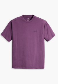 Fialové vintage tričko s krátkým rukávem a kulatým výstřihem značky Levi's, s malým vyšitým logem na levé části hrudi.