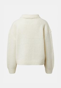 Gruby sweter dziany kremowy z prążkowanym kołnierzem i mankietami. Luźny krój z opuszczonymi ramionami, charakteryzujący się miękką teksturą i minimalistycznym wzornictwem.