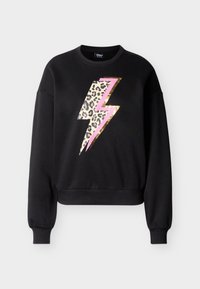 Μαύρο φούτερ με μακριά μανίκια και μεγάλο σχέδιο κεραυνού με μοτίβο λεοπάρ, ροζ και χρυσές λεπτομέρειες στο μπροστινό μέρος.