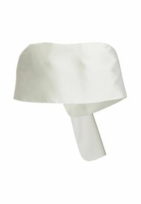 Haut en satin blanc avec un design structuré, présentant un col plié et un détail de nouage latéral pour un ajustement réglable. Texture lisse.