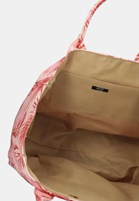 Borsa a tracolla con motivo rosa e due manici, dotata di un ampio interno beige e una piccola tasca interna con etichetta "Liu Jo."