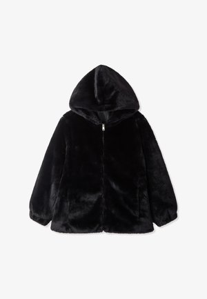 Czarna, zapinana na zamek kurtka z kapturem wykonana z miękkiego sztucznego futra. Posiada długie rękawy oraz gładką, błyszczącą podszewkę. Prosty design bez widocznych wzorów.