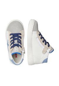 Sneakers z białą skórzaną cholewką, szarym zamszowym noskiem i niebieskimi akcentami. Posiadają granatowe sznurówki i boczny zamek błyskawiczny dla łatwego zakładania. Płaska gumowa podeszwa.