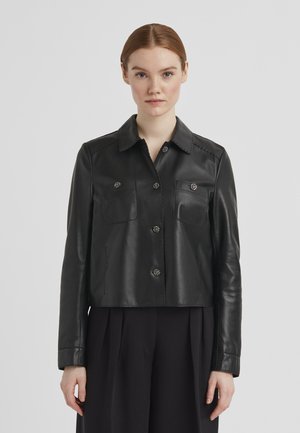 Schwarze, taillierte Lederjacke mit Kragen, auffälligem Knopfverschluss mit juwelähnlichen Akzenten und zwei Brusttaschen vorne.