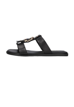 Zwarte platte slip-on sandaal met twee brede bandjes, gouden gespdetail en een vierkante neus.
