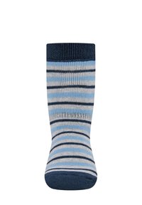 Gestreifte Socken in Marineblau, Hellblau und Weiß. Rippbündchen an der Oberseite, weiche Strickstruktur mit horizontalen Streifen in unterschiedlichen Breiten.