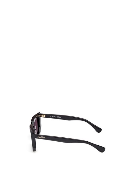Occhiali da sole neri con montatura quadrata, lenti scure e dettaglio dorato sulle tempie. Realizzati in plastica resistente, con un design elegante.