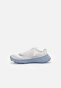 Weißer Laufschuh mit strukturiertem Obermaterial, grauen Akzenten und einer hellblauen, gepolsterten Zwischensohle. Verfügt über filigrane Linienverzierungen und eine Gummisohle.