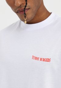 YOURTURN UNISEX - Print T-shirt - white