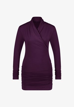 Pitkähihainen mekko syvässä purppuravärisessä kankaassa, jossa on ristiin leikattu kaula-aukko ja pussitettu sivusauma, joka luo kiinteän siluetin. Sujuva rakenne.