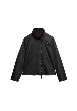 Sort hættejakke med lynlås foran, to sidelommer og elastiske manchetter. Lavet af tekstureret, vandafvisende materiale. Casual pasform.