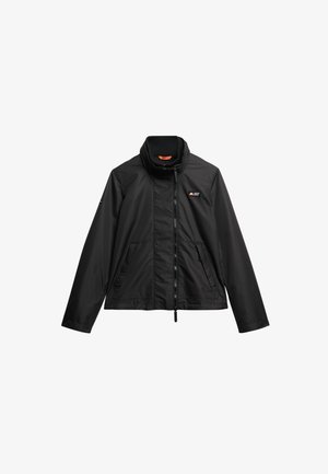 Sort hættejakke med lynlås foran, to sidelommer og elastiske manchetter. Lavet af tekstureret, vandafvisende materiale. Casual pasform.