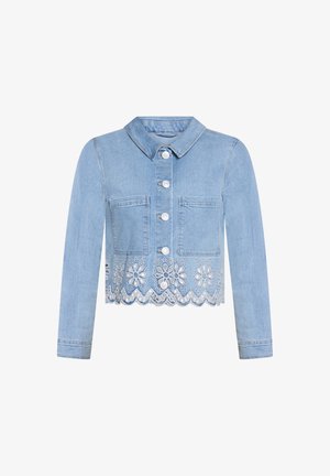 Giacca in denim azzurro chiaro con bottoni frontali, due tasche sul petto, maniche lunghe e orlo smerlato ricamato con fiori.