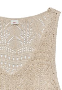 Top senza maniche lavorato a maglia in beige con una texture a motivo, caratterizzato da dettagli a giorno e scollatura a girocollo. L'etichetta mostra il nome del marchio s.Oliver.