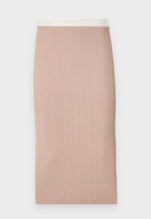 Midi-længde ribstrikket nederdel i lys beige med lige snit og diskret metal-logo detalje nær taljen.
