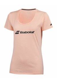 Lichtroze T-shirt met korte mouwen gemaakt van katoen, met een ronde halslijn en een zwart Babolat-logo afgedrukt op de voorkant. Getextureerde stof.
