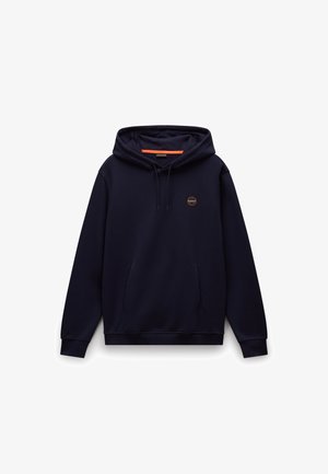 Felpa di colore blu navy realizzata in tessuto morbido; presenta una tasca frontale, cappuccio con cordino e un logo circolare arancione sul petto.