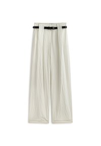 Pantaloni bianchi a gamba larga realizzati in tessuto testurizzato, con una cintura nera. La cintura è infilata attraverso dei passanti in vita per una vestibilità regolabile.
