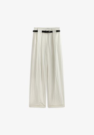 Weiße, weite Hosen aus texturiertem Stoff mit einem schwarzen Gürtel. Der Gürtel ist durch Schlaufen an der Taille gefädelt und ermöglicht eine verstellbare Passform.
