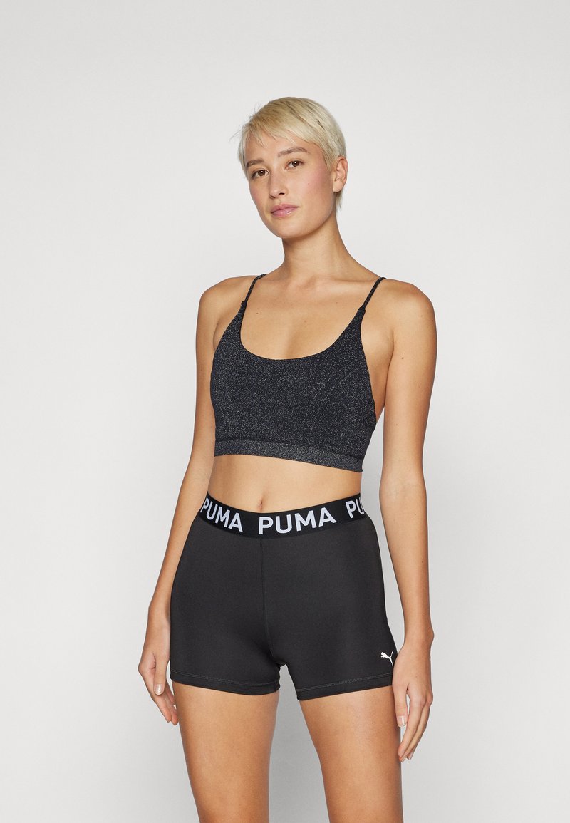 Top desportivo preto, crop com alças finas e acabamento texturizado, combinado com calções pretos com uma cintura com o logótipo PUMA.