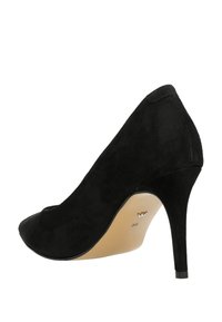 Černá nubuková lodička s vysokým podpatkem a špičatou špičkou. Má hladký povrch a minimalistický design bez ozdob.