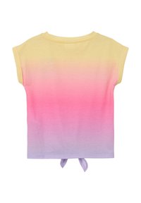 Korte mouwen shirt met een verloop van geel naar roze naar lavendel, met een ronde hals en strikdetail op de rug. Zachte, katoenen stof.