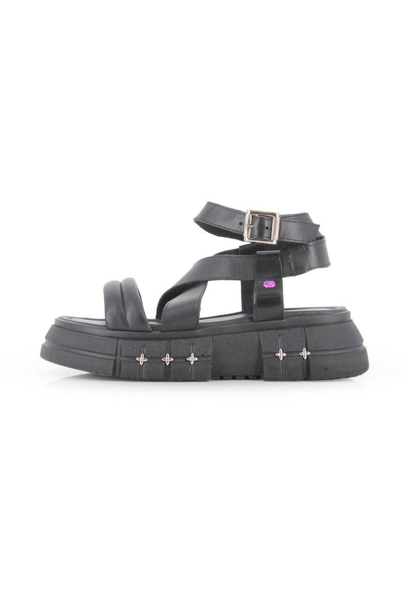 Sandalias de plataforma negras con tiras cruzadas, correa de tobillo ajustable y acentos de hardware plateado. Hechas de material sintético con suela texturizada.