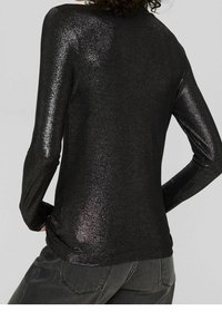 Schwarzes, langärmliges Oberteil mit schimmerndem, metallic Finish. Weicher, strukturiertes Material mit eleganter Silhouette. Sichtbare Nähte an den Säumen.