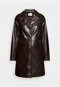 Hnědý kabát z umělé kůže s vykrojeným límečkem, zapínáním na knoflíky, dvěma bočními kapsami a texturovaným povrchem. Úzký střih s dlouhými rukávy.