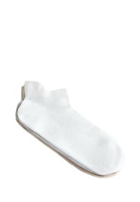Vit ankelsocka i en blandning av bomull med ribbad textur. Har en ljusgrå accent på sulan och en lågprofil design.
