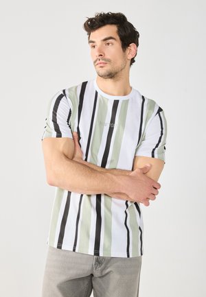 Camiseta a rayas blanca y verde con acentos negros, cuello redondo y mangas cortas. La tela parece suave con un ligero brillo.