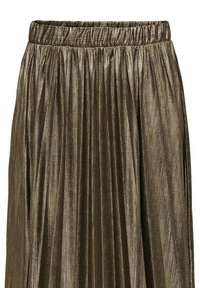 Jupe plissée métallisée en or sombre avec une taille élastique, présentant des lignes texturales verticales sur l'ensemble du tissu pour plus de dimension.