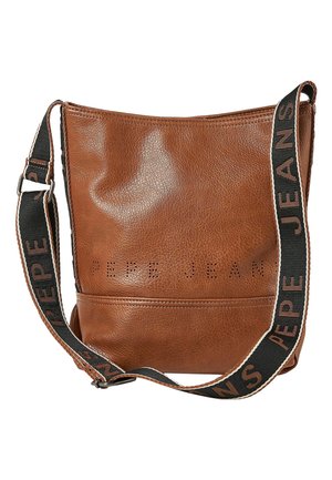 Sac bandoulière en cuir marron avec une sangle noire réglable arborant le texte « Pepe Jeans » en lettres marron.