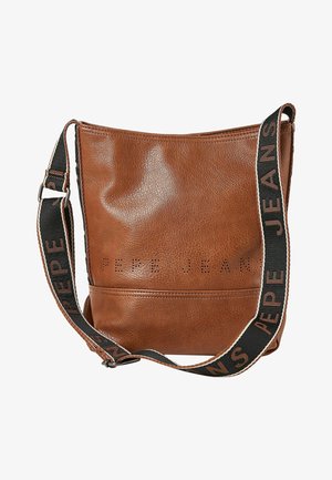 Brązowa skórzana torba na ramię z regulowanym czarnym paskiem, na którym znajduje się napis "Pepe Jeans" w brązowych literach.